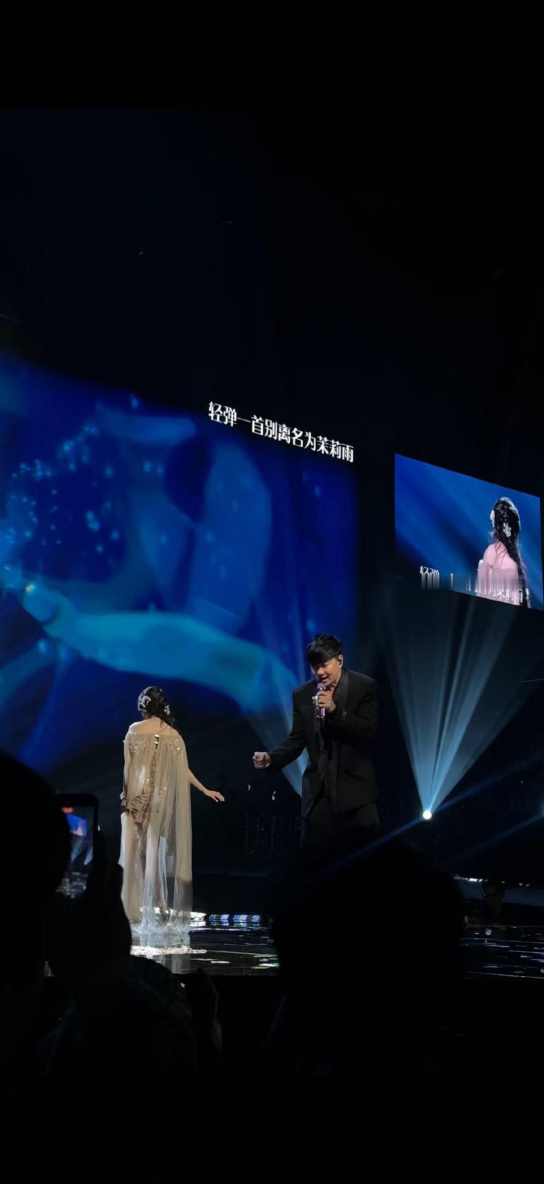 #杨幂[超话]##林俊杰想牵杨幂的手却没牵到#
救命啊哈哈哈哈，林俊杰那一下伸手真的给我看笑了，怎么还有点手足无措的感觉😂

谁能想到去年还在评论区约着一起唱《茉莉雨》，今年直接在王者共创之夜同台了[吃惊]
#杨幂给林俊杰伴舞##杨幂林俊杰合作茉莉雨# ​