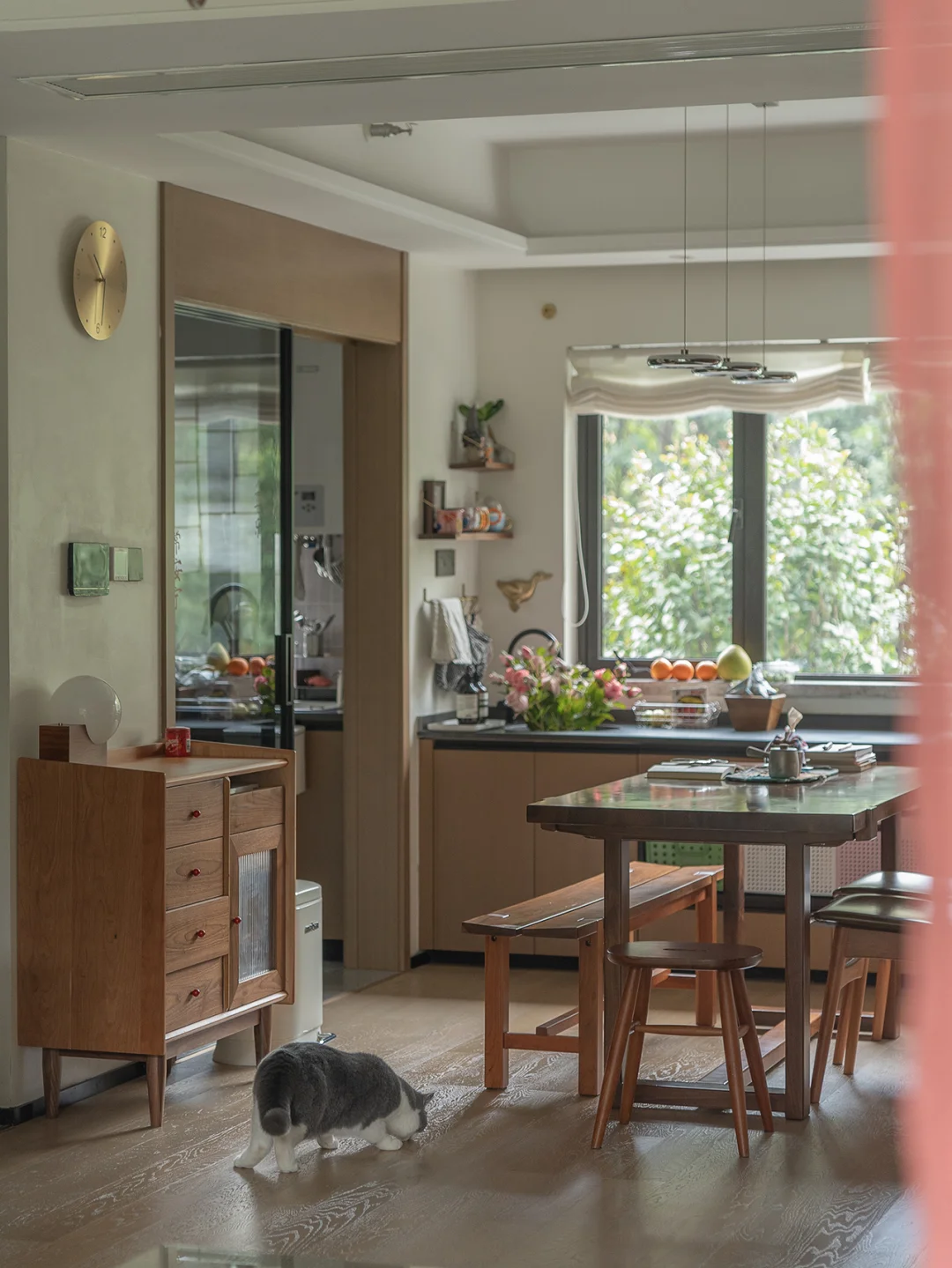 住在看起来很旧的家