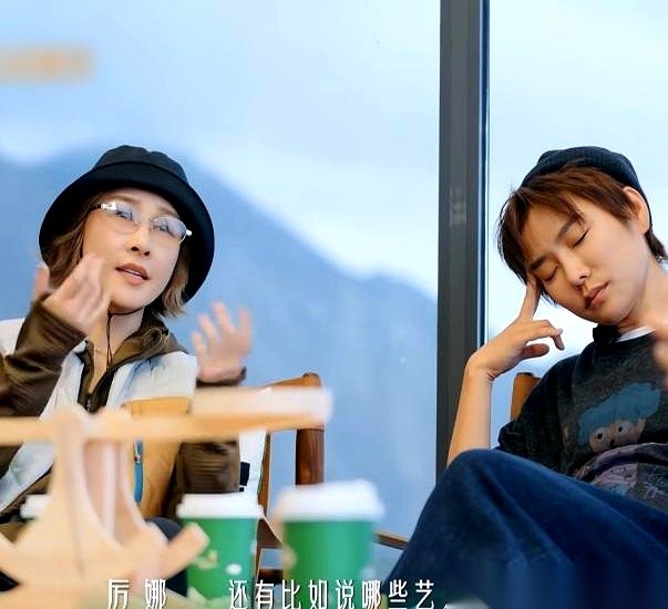 厉娜当面指控许飞向高层告密跳槽规划，直接导致自己从2007年底被雪藏到了2014年。
张泉灵在节目上一追问，许飞当场改口承认在办公室调查时很有可能顺嘴提过别人接私活。
两人当面对峙后许飞退群不再参加聚会，厉娜空白行程单背后的经济损失依然没有人结清。
这事最耐人寻味的，就是许飞嘴里那点微妙的变化。
刚