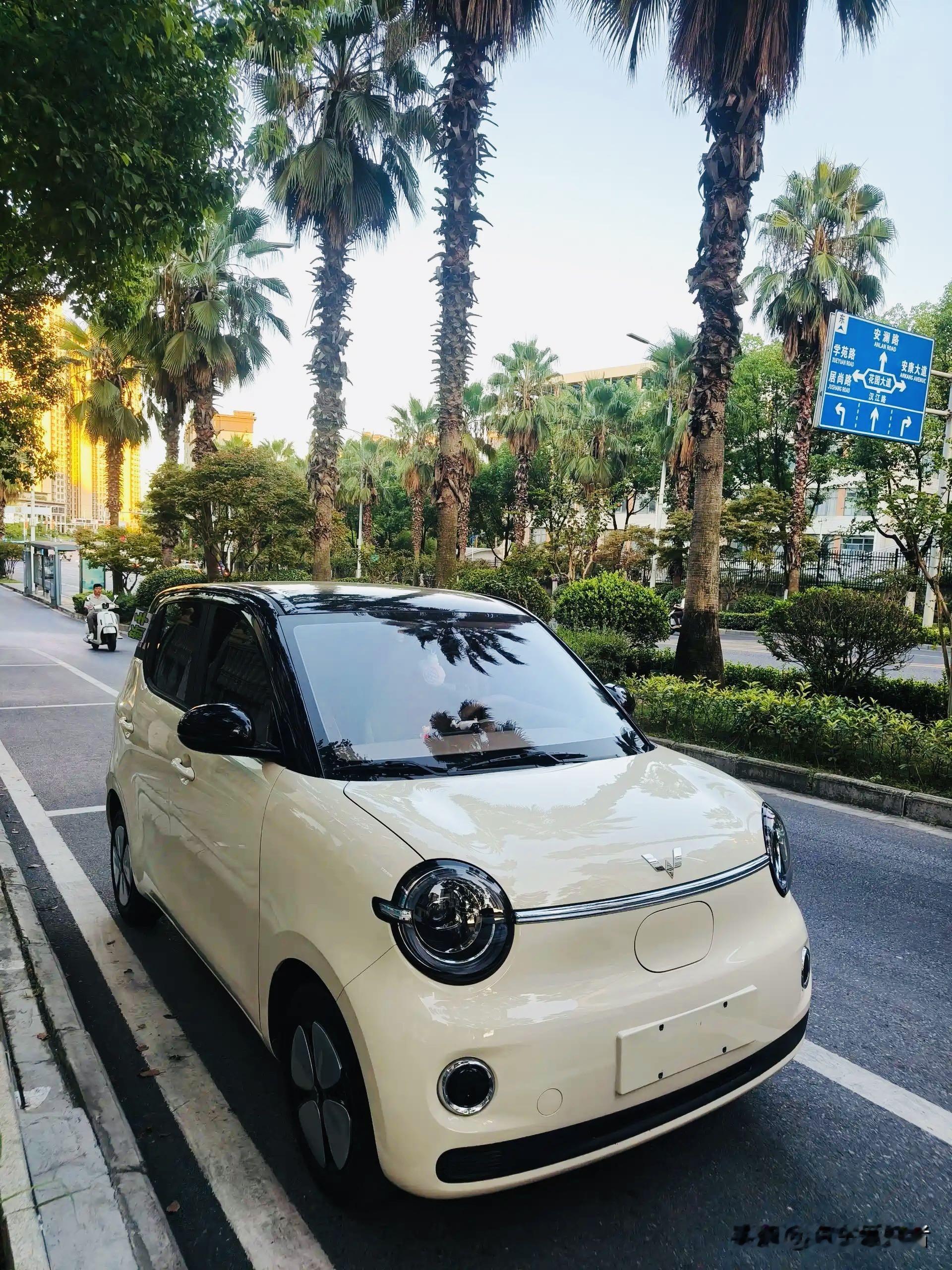 同一天试驾五菱宏光MINIEV和华境S，接娃买菜，两台车完全是两种生活！

之前试驾五菱宏光MINIEV和华境S，专门为家里接娃买菜做参考，在老小区、菜市场周边道路简单体验了一圈。两台车都能完成日常代步，但定位差距巨大，开起来的感受差别很明显。

五菱宏光MINIEV车身小巧，窄巷穿梭、抢车位格外从