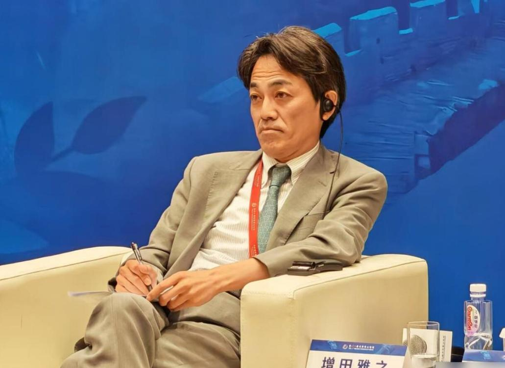 这届香山论坛，日本官方没拿到正式邀请，最爱对中国摆臭架子的日本代表一个也没来，鸠山由纪夫等民间人士却仍然参加。这个对比，我看着挺痛快。

想起日本防卫研究所的增田雅之，以前2023年，香山论坛给过他座位、给过他话筒。但在论坛上，他却大谈日本防卫政策调整、地区威慑架构，还谈台湾问题，被中国学者当场质疑