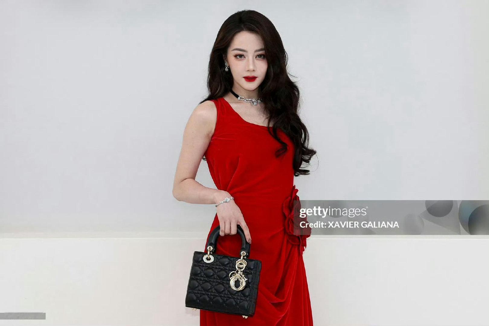 #迪丽热巴金智秀张元英生图#
三位女神完全神颜吧，老天赏饭吃类型啊 ​