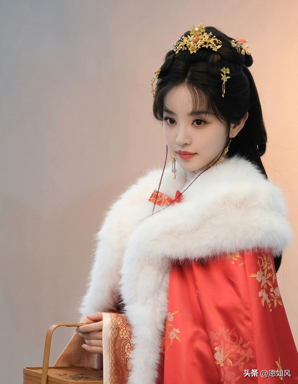 田曦薇不争气
《嫁金钗》那么新颖的女主人设抓不住
想必周也演恶女都比她强，可见对她的
失望

田曦薇在《嫁金钗》一女饰两角，她也经常营销可甜妹也可以恶女千金，没想到败给了她的演技。

她演恶女太过用力，表情狰狞，眼睛里却没有情绪。
有一说一，都说演技差的周也或许很适合。大家觉得呢？

图源网络，侵删