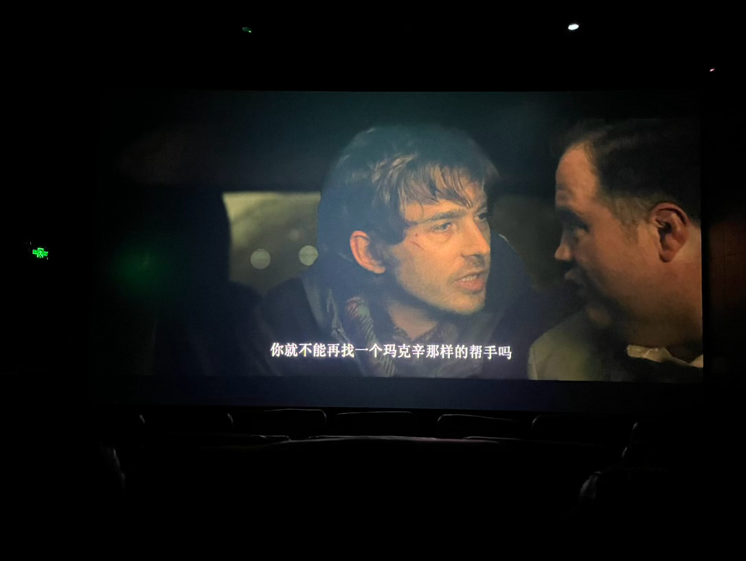 #生化危机爆发夜# 生化危机爆发夜，没有一刻值得回味的烂片，没有一刻不想立刻马上干掉男主，没看过这么短剧逻辑的欧美片，讲一个智障唧唧歪歪磨磨蹭蹭最后主角光环逆袭成大魔王的烂片故事，全片全员智障，男的全部唧唧歪歪磨磨蹭蹭，女的都有沟通障碍，内地短剧不爽片风格席卷世界影坛的案例，浪费时 ​