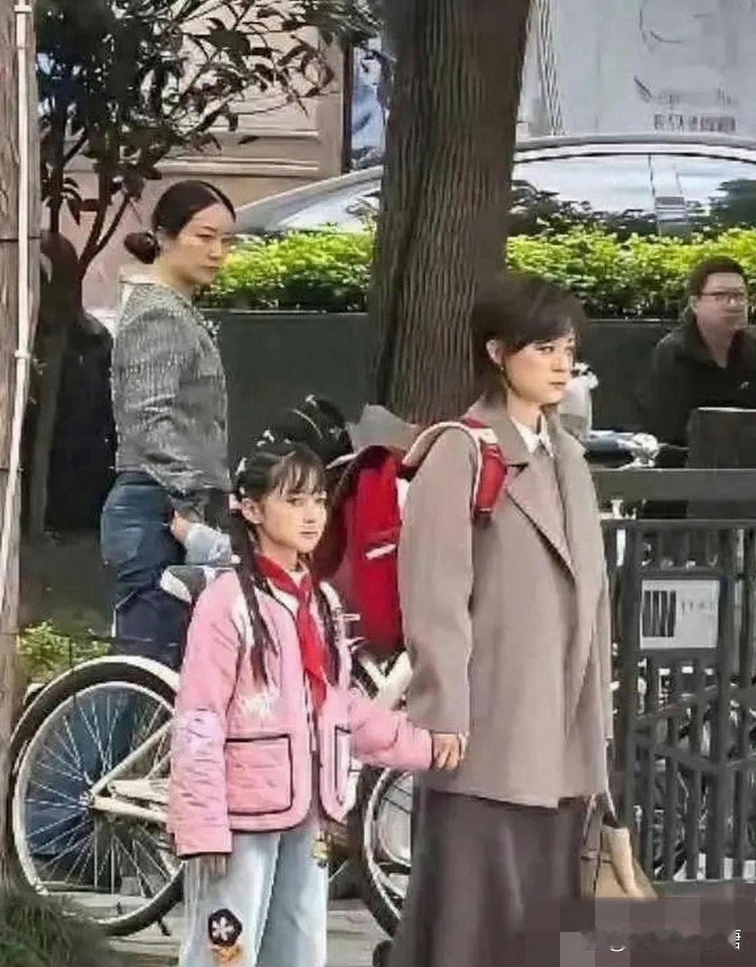 孙俪送闺女去上学，这女儿跟她长得一模一样，简直是从一个模子里印出来的，基因也太强了吧。 ​