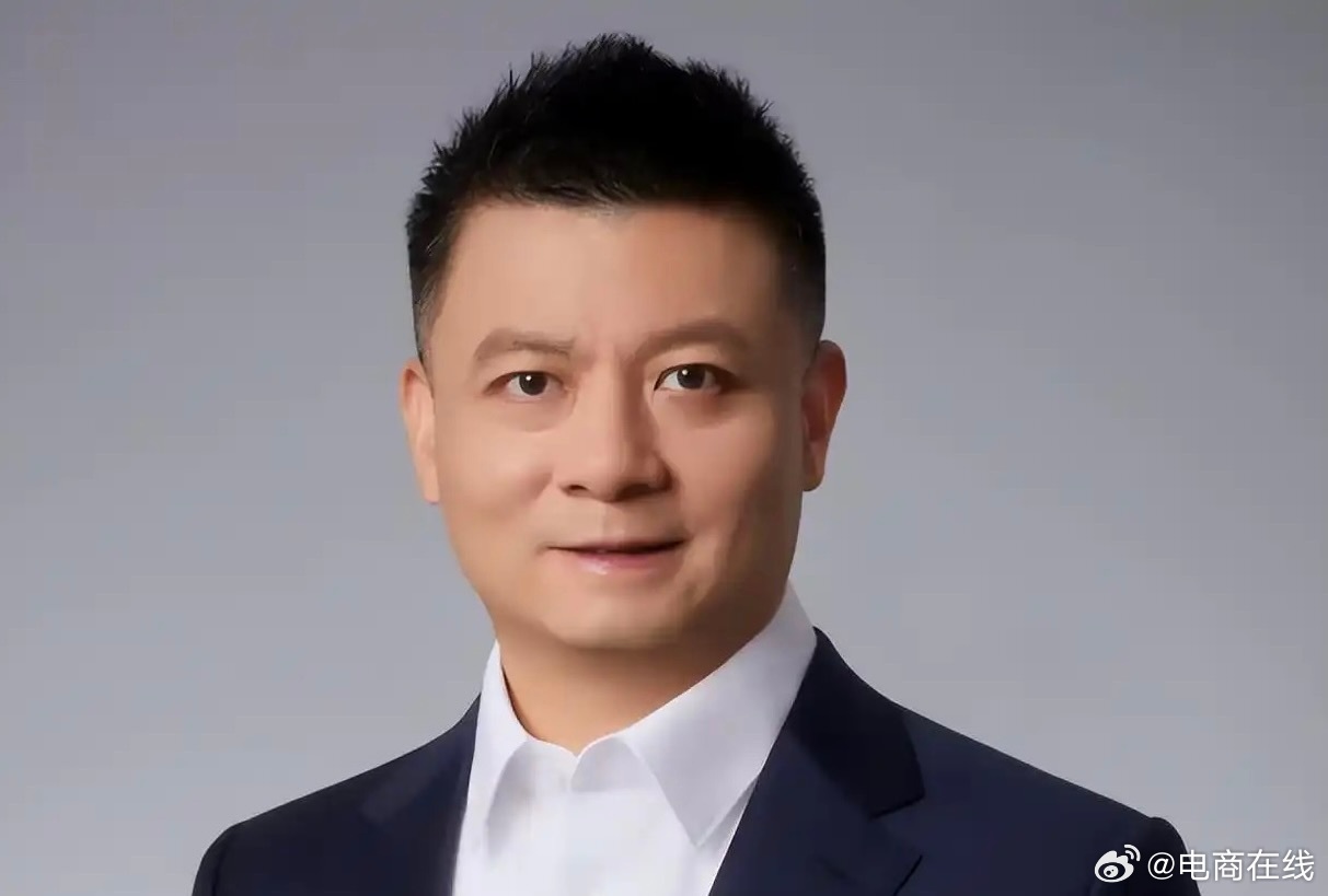 【#奥迪中国迎来首位中国籍总裁# 11月1日上任】10月22日，奥迪官宣：自2026年11月1日起，张俊出任奥迪中国总裁，成为奥迪中国区首位中国籍掌门人。
张俊拥有超20年国际管理经验，最近职务是奇瑞国际副总裁兼奇瑞品牌CEO。他与奥迪渊源颇深：2018至2020年曾在奥迪中国任职，亲手组建上汽奥迪销售团队， ​