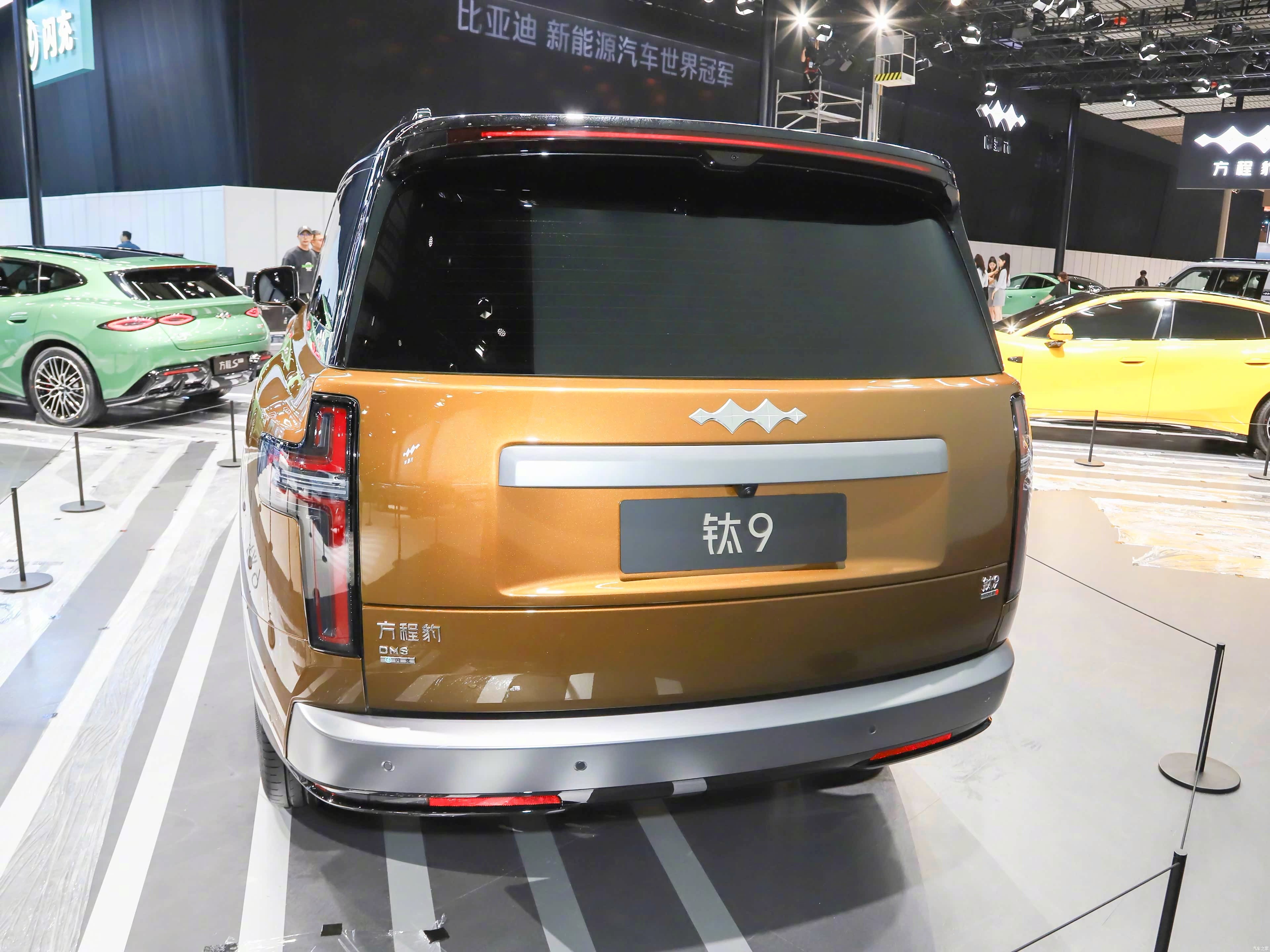 方程豹钛9 2026年9月上市，定位大型插混硬派SUV。整车尺寸5150mm×2030mm×1950mm，轴距3050mm。

方盒子硬派外观，竖向大灯，外挂备胎设计。搭载DMO插混越野架构，多模式四驱锁止。

座舱可旋转中控大屏，支持对外放电。

车内六座布局，耐磨防水座椅面料。标配透明底盘、陡坡缓降、坦克掉头。

底盘非 ​