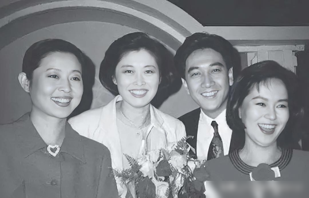 一张90年代的老合影，倪萍、敬一丹、鞠萍全素颜，旁边还站着个穿西装的儒雅男人。评论区直接炸了，都在问这男的是谁，但更多人盯着那三张脸出神。
那时候没滤镜没精修，倪萍笑得敞亮，敬一丹眼神里带着分寸，鞠萍还是那股子哄孩子的暖乎劲儿。三个人的好看，不是皮相，是压得住场的稳。
现在打开电视，年轻主持人个