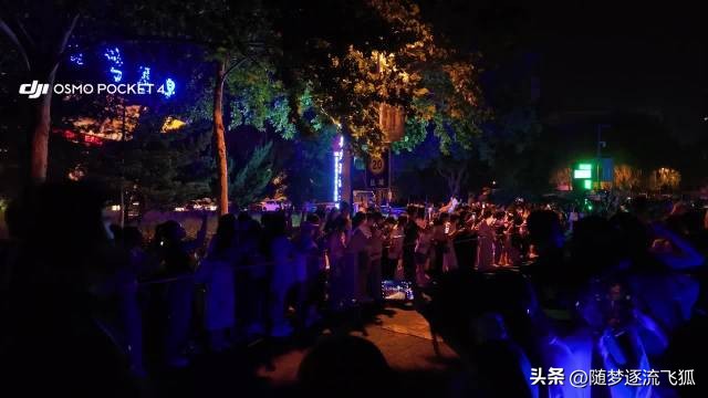 周深济南演唱会彩排下班，这人气我还以为演唱会提前了呢。