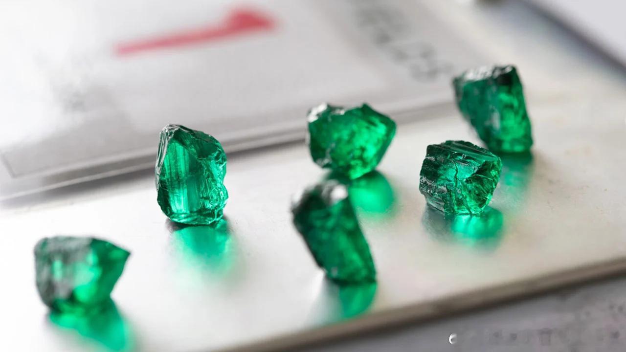 Gemfields 公司最新一次祖母绿原石拍卖会成交总额高达2960万美元，售出了300万克拉商业级祖母绿。Gemfields 本次共售出44件拍品，所有祖母绿均已售出。平均每克拉售价10美元，高于去年12月的7美元，比2024年的价格更是翻了一番，此次拍卖于8月24日至9月10日期间在线举行，并在印度斋浦尔举办了预展。