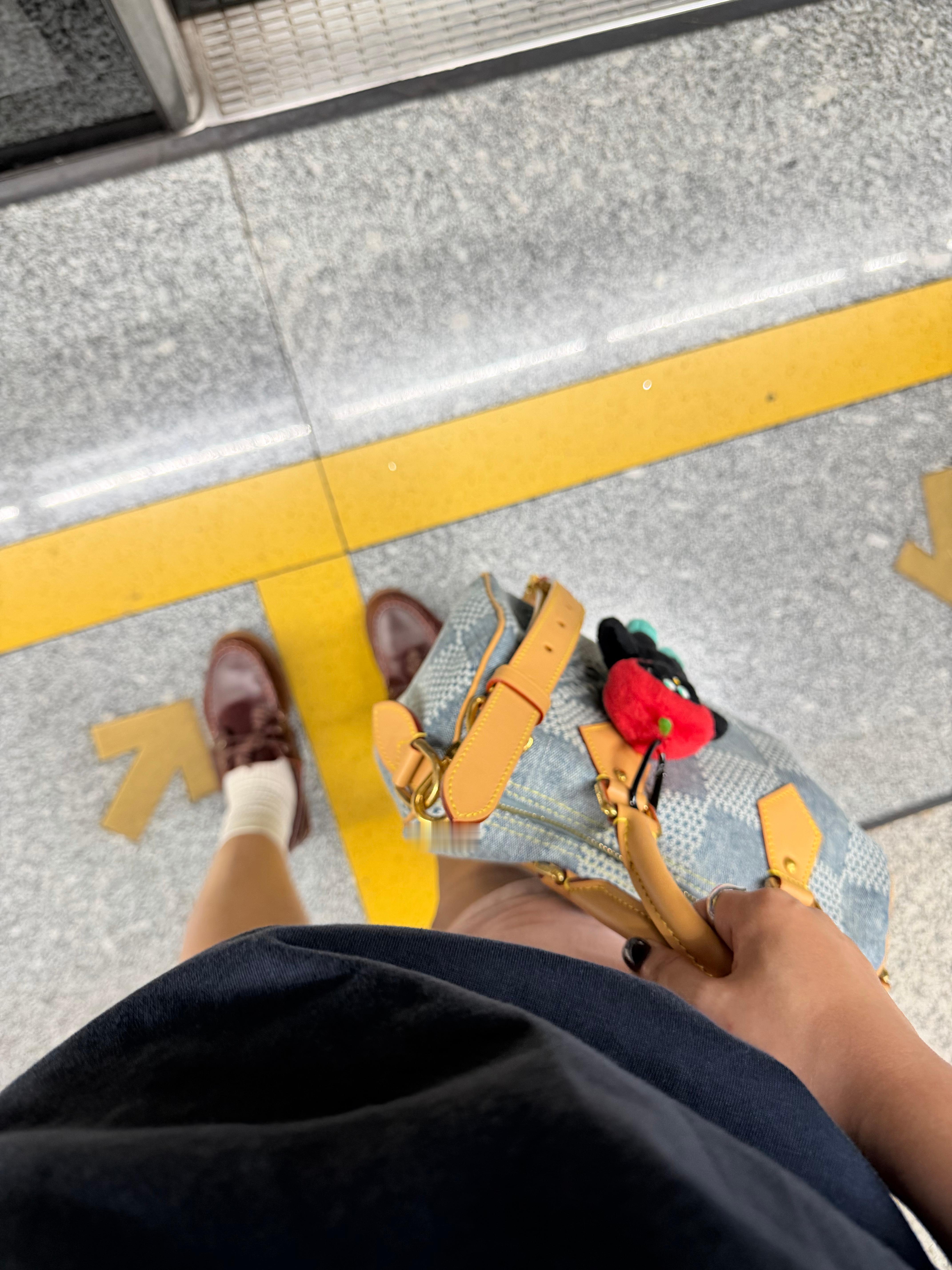 早上B超完毕，刚回到公司睡不着，有感而发录入一段碎碎念：
·刚进字节不久就把前同事也内推进来，顺理成章成了同桌，相处一两年也是无话不谈，在她意外怀孕结婚生子的阶段也是当姐妹对待，大几千的礼物送了又送。
·今天突然发现，人家倒水碰到我都不会主动打招呼，中间经历了什么？
·我早已进入释怀的 ​