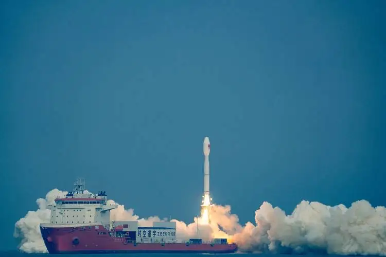 10月21日11时39分，我国太原卫星发射中心在山东日照附近海域成功发射谷神星一号海射型遥八运载火箭，搭载的西光肆号01星顺利进入预定轨道，首次采用“陆地指挥，海上发射”全新作业模式，山东海商发日照指控中心同步正式投入使用。

这事儿发出来的通稿很短，可懂行的人一看就明白，分量不一般。以前咱们看海上