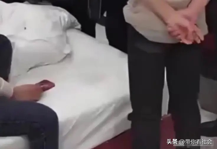 四川，一男子看上了前凸后翘的烧烤店老板娘，经常眼馋对方的身子，专门跟朋友去店里吃饭，为的就是多看美艳的老板娘一眼，聚餐时男子喝了酒，老板娘也一起喝酒了，期间男子逐渐躁动，看到老板娘去厕所里方便，男子立刻尾随过去，直接在厕所里跟女人发生了关系。

杰某是筠连县蒿坝镇政府的工作人员，公示栏里白纸黑字写着
