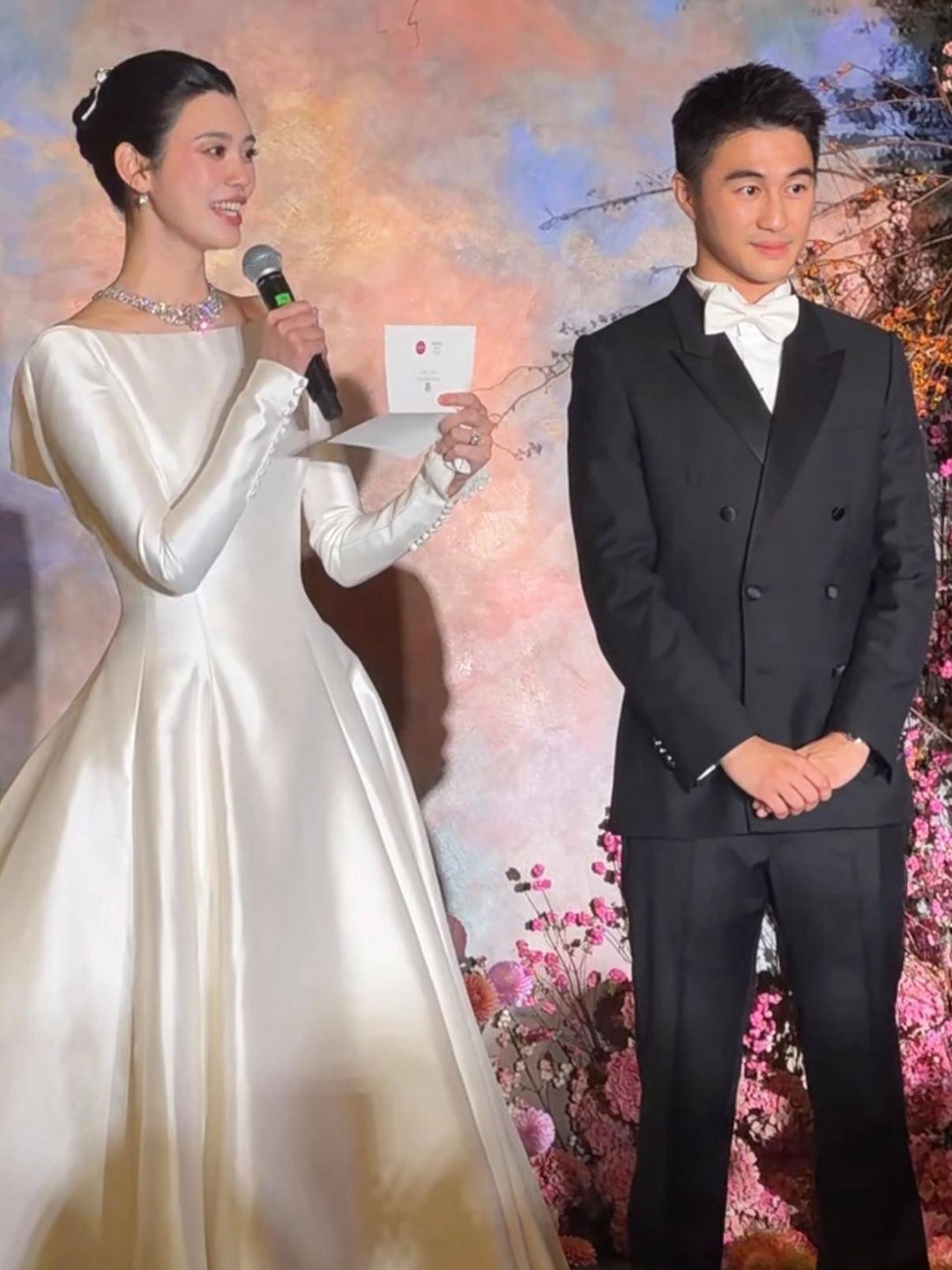 何猷君与奚梦瑶在澳门答谢宴上再次穿回6月法国婚礼时的同一套婚纱与西装，用旧衣完成双城仪式闭环，奚梦瑶一句“衣服上留着圣米歇尔山的风和海”道出了此举的浪漫深意。  一、复刻造型的仪式感- 礼服复用：何猷