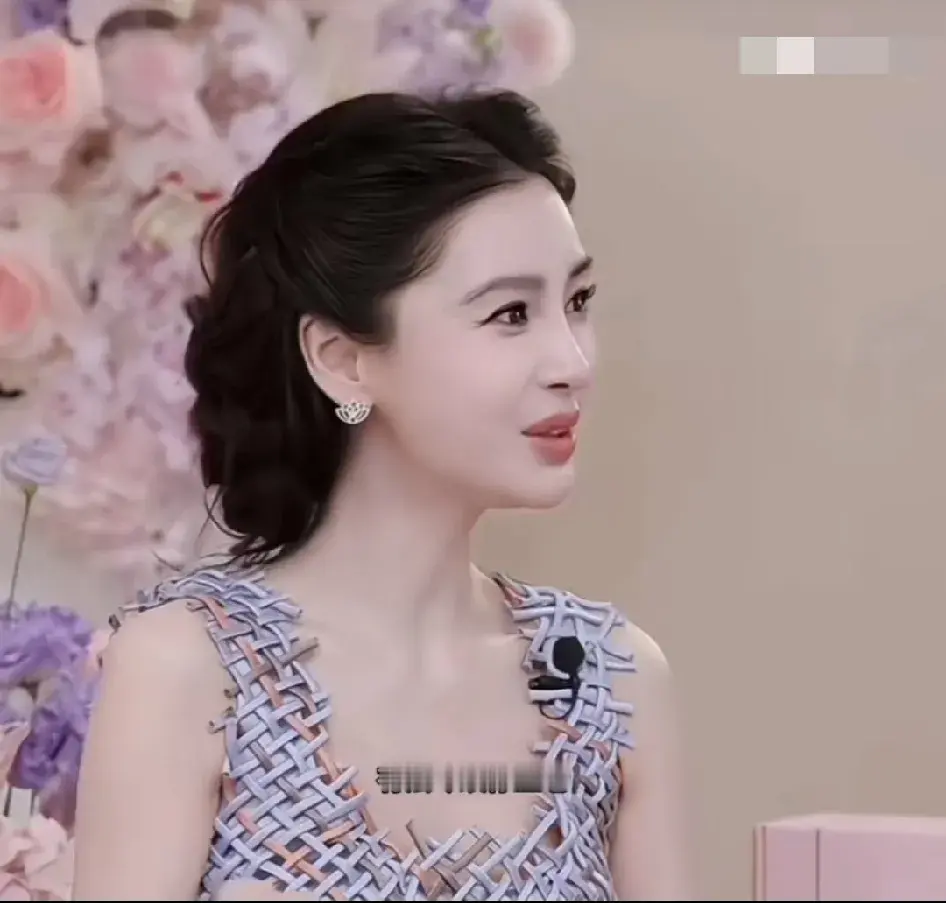 Angelababy 直面网上关于自己显老的议论，坦言如今镜头清晰度很高，大众对艺人容貌标准严苛，眼纹、法令纹都会被放大点评，一度感慨太难近乎落泪，但最后坦然表示没关系。