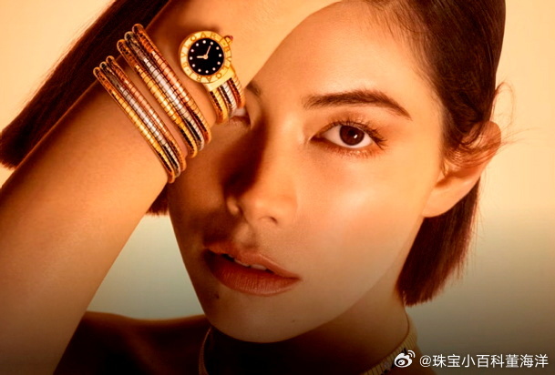 LVMH集团旗下腕表及珠宝部门在2026年第三季度实现了6%的有机销售增长，珠宝销售额上升的帮助抵消了该奢侈品集团整体增长放缓的影响。该部门（包括 Tiffany & Co.、Bulgari、TAG Heuer、Hublot、Chaumet 和 Zenith）在截至9月30日的三个月内收入达到 25 亿欧元（29 亿美元），高于去年同期的 23.2 亿欧元。该部门的业绩与LVMH集团最大的业务——时装及皮具业务的疲软表现形成鲜明对比，后者第三季度有机销售额下降了5%。集团整体收入185亿欧元（214.6亿美元），低于市场预期。
