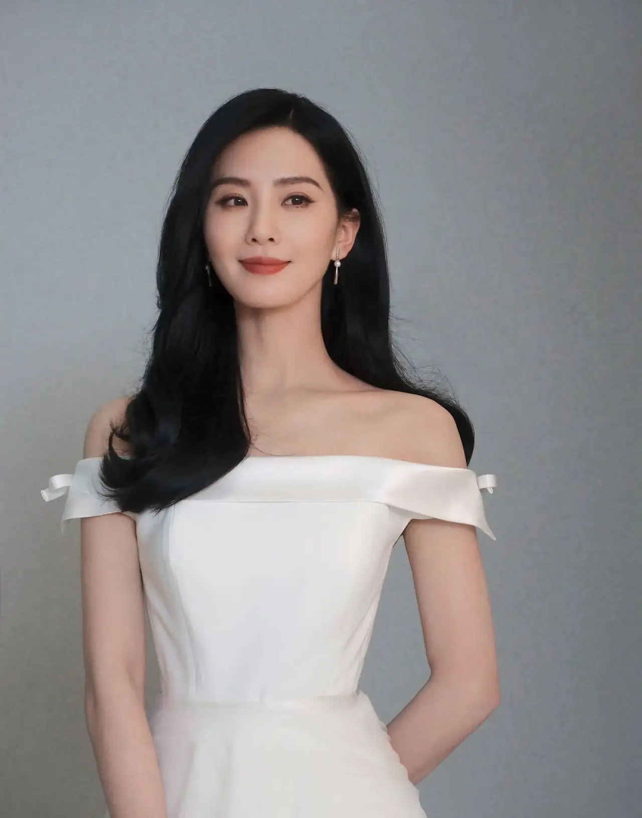 主持人问刘诗诗：“拍戏收工后，你第一件事做什么？”

刘诗诗想了想，笑了一下：“分两种情况。如果是在家所在的城市拍，不管多晚，我都要回家。”

她说自己有个改不掉的习惯，只要剧组在北京或者上海，哪怕郊区要开一两个小时的车，她也坚持回去。“有时候拍到晚上十二点，到家可能都一两点，早上六 ​