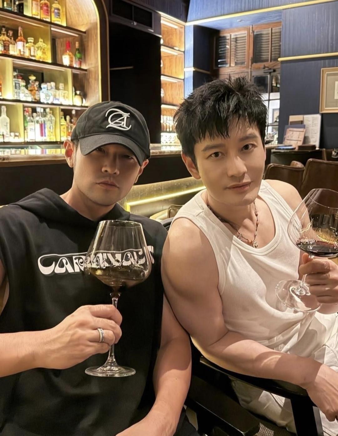 47岁周杰伦和50岁黄晓明泰国酒吧喝酒，一个白净紧实一个黑壮魁梧，这同框反差也太大了 ​