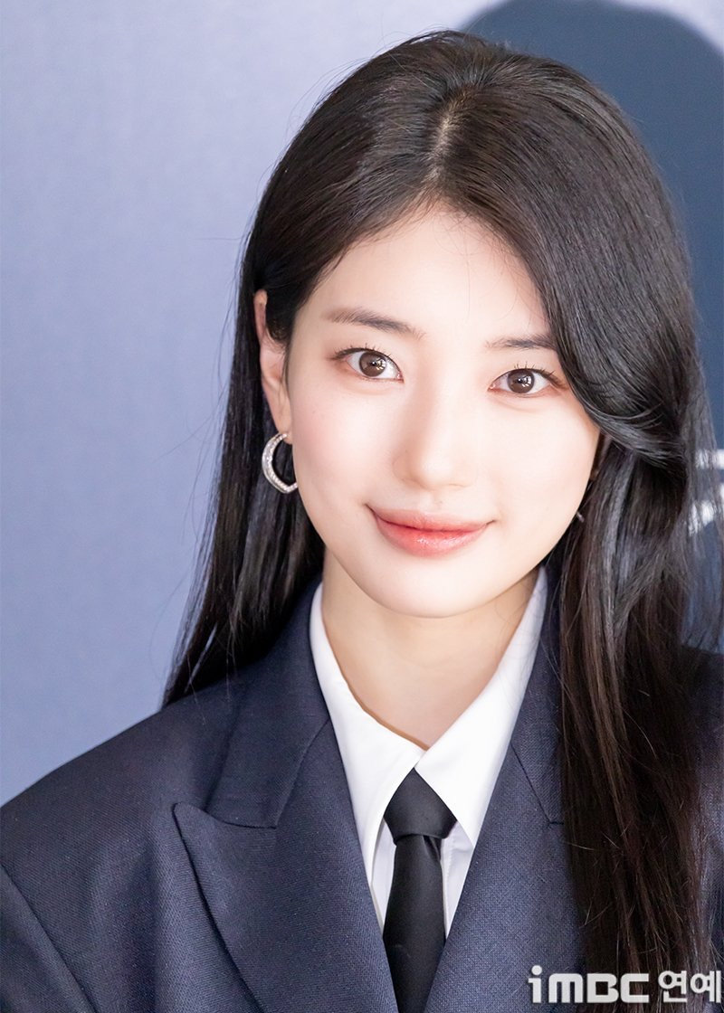 黑长直+西装领带，裴秀智这组氛围感直接拉满。#裴秀智 听说我的脸很普通# ​