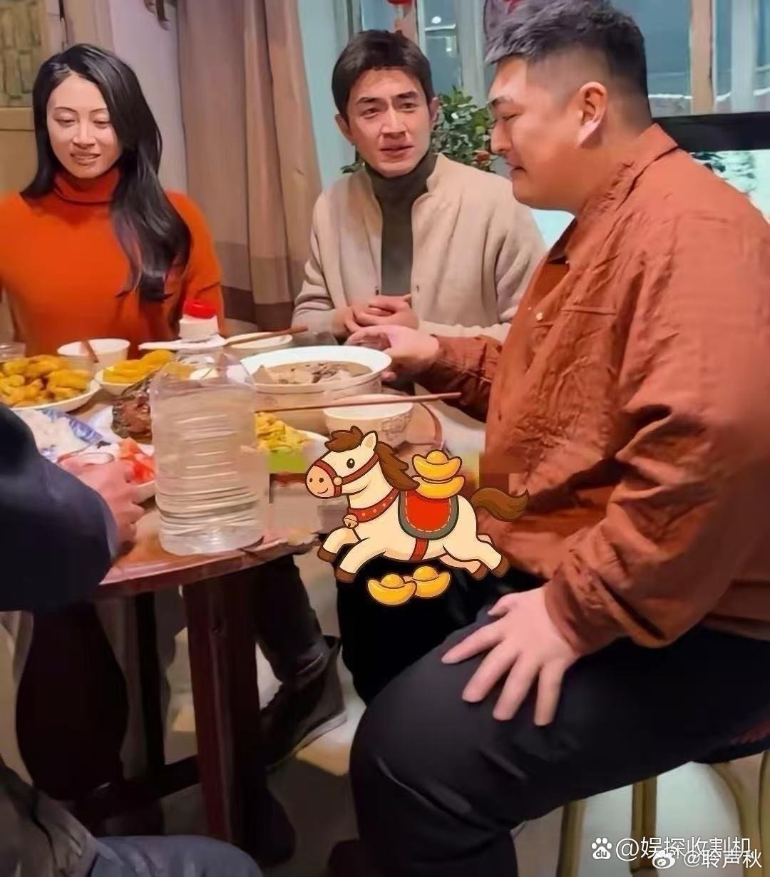 赵本山儿子大牛，和林更新等人聚餐，明星原来也喝散酒 ​