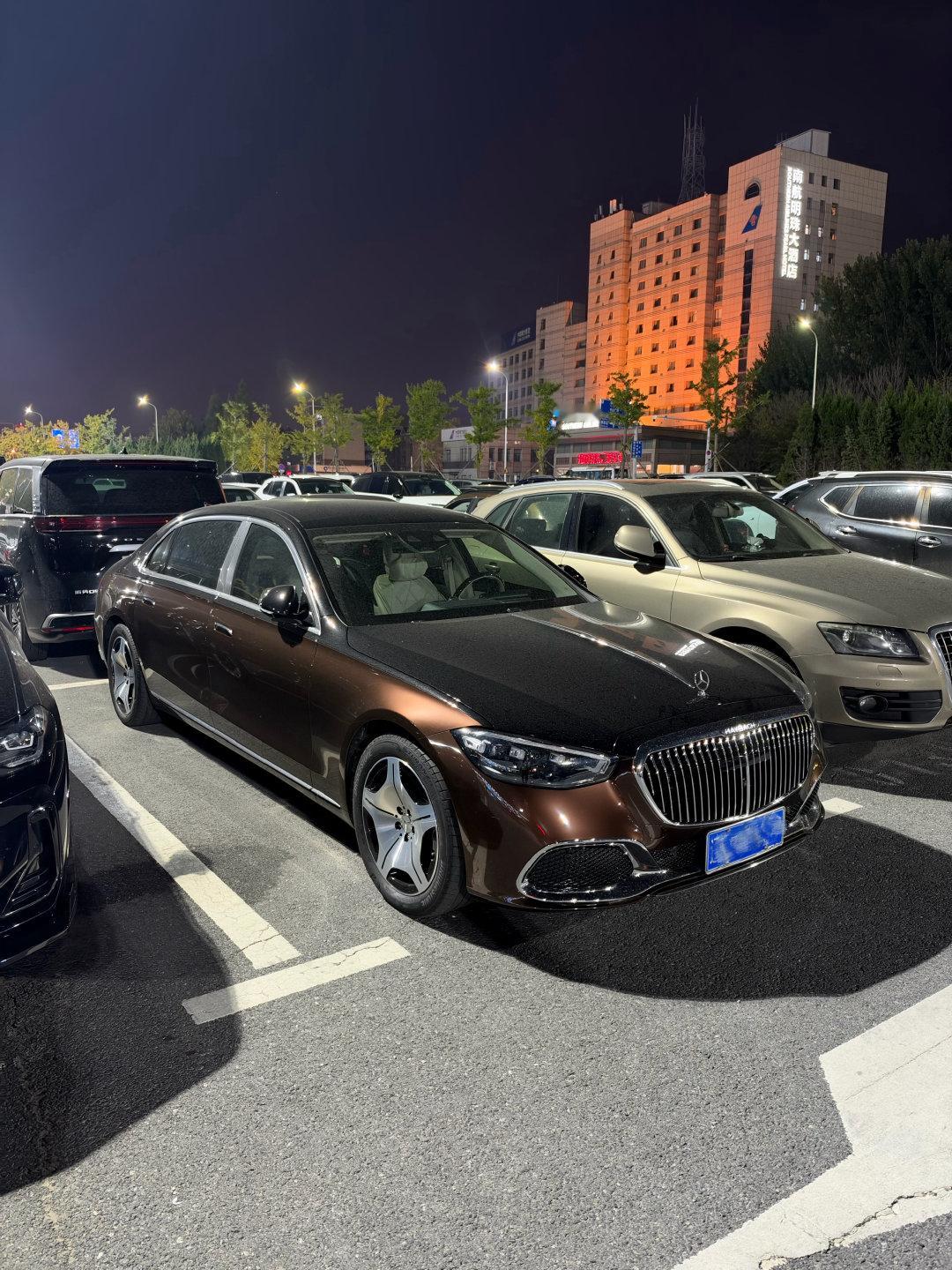车友的迈巴赫好漂亮
看上去像碧玺红，但不是 ​