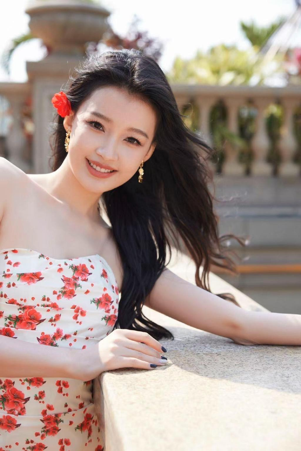孙怡碎花吊带短裙。#孙怡穿细高跟膝盖还能笔直# ​