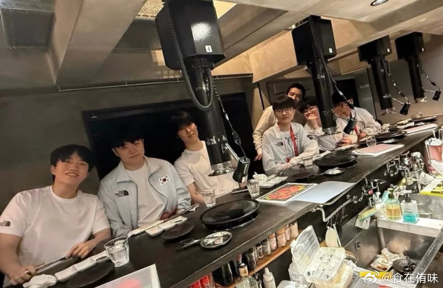 LOL韩国队在拿下金牌后，赛后采访里有被媒体问到要去吃什么，上单Zeus表示比赛一结束大家都在说去吃烤肉！Faker也表示吃了一周便利店，今天终于能吃点好的了！

#Faker和亚运冠军互相点赞##韩国网友不满亚运夺金免兵役# ​​​