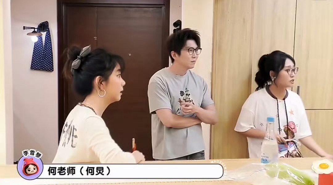 #刘学义不认识杨迪何炅#一句出圈发言其实是文字误会。他并非不知道两位老师，所说的“不认识”，是指线下没见过、没有私下交集。常年扎根剧组拍戏，很少参与饭局与无效社交，圈子简单到有点“与世隔绝”。娱乐圈里大家默认互相熟络，这份直白反而显得难得真实。不刻意攀人脉，专注演戏，少了圆滑客套， ​