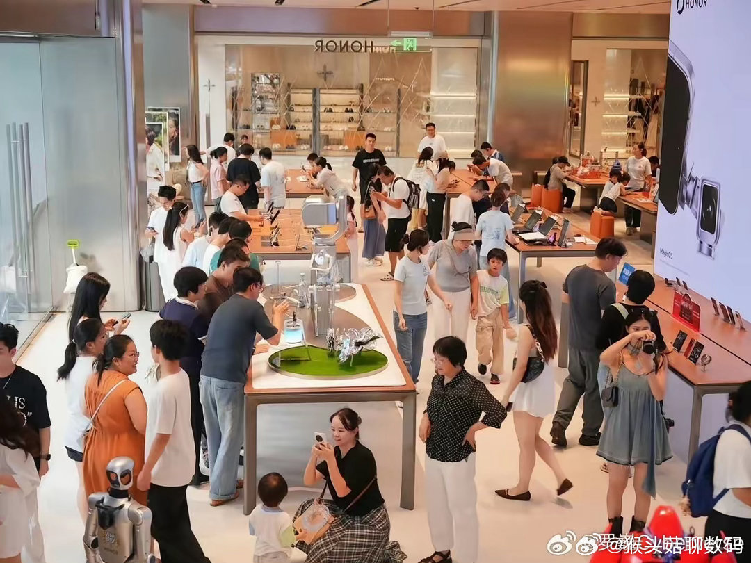 这就是荣耀Robot Phone的首销现场吗？
本来以为是噱头，结果到了店里全是真爱粉！大家都默契地现场开箱激活，拿到“萝卜手机”的那一刻合影比耶，氛围感拉满～
听说工厂已经在24小时连轴转了，但首批现货还是秒空。想入手的姐妹建议直接门店登记排队，早登记早安心！ ​