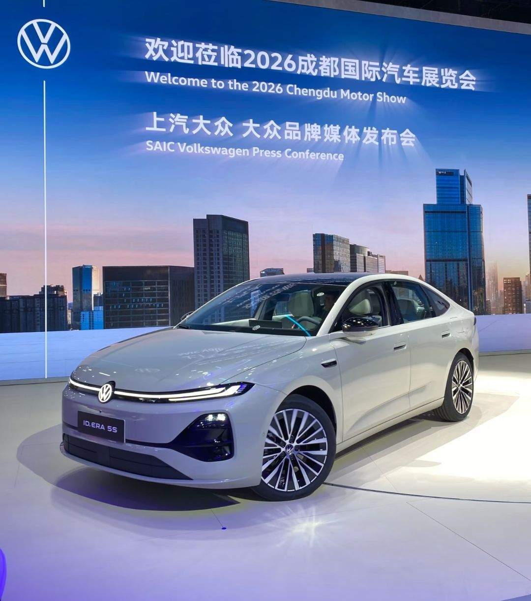 #大众高管喊话理想入场10万级家轿##大众高管谈理想不做20万以下汽车#  这次车展上，上汽大众销售与市场执行副总经理李俊说的很直接，“速成车、卡线车、双标车，这三种车，上汽大众以前不造，现在不造，未来也不会造。”

当造车开始追求“快消品”节奏时，上汽大众选择用“拒绝速成”来切割自己。李俊 ​