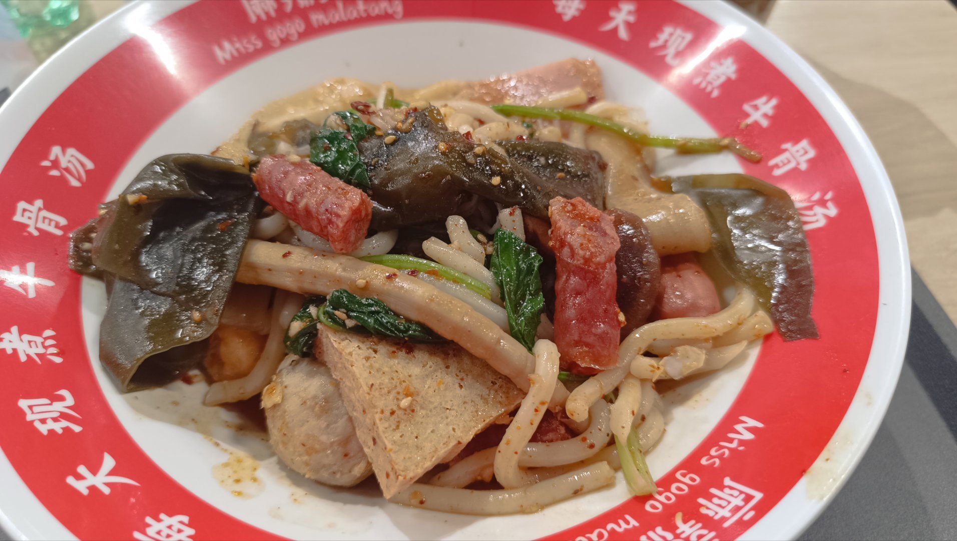 这三年多对我最大的影响是：已对西餐祛魅
特别是24年在秘鲁阿雷基帕待了十天，天天吃当地食堂菜之后[流鼻血]
那种饱了但被腻住，饱了但被齁住的感觉很难说清楚[泪奔]吃来吃去，还是喝粥吃馒头的胃
（在马德里迄今为止外食吃的最多的还是麻辣烫[收到] ​