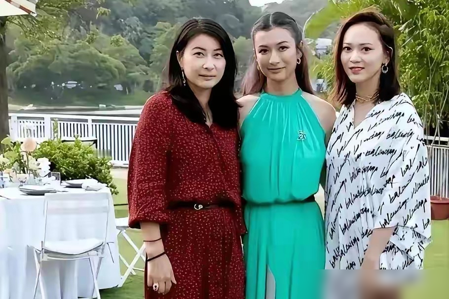 霍家三个儿媳同框旧照流出，郭晶晶太扎眼了！
另外两位都是全套奢侈品加持，珠宝堆满身，标准的豪门阔太打扮。只有郭晶晶穿一身简单基础款，没刻意撑排场，整个人舒展又大气。
之前网友偶遇她一家五口，穿平价衣服逛超市，出行没带保镖助理。插秧带娃全亲力亲为，半点儿豪门架子都没有。
真正的豪门底气，从来不是