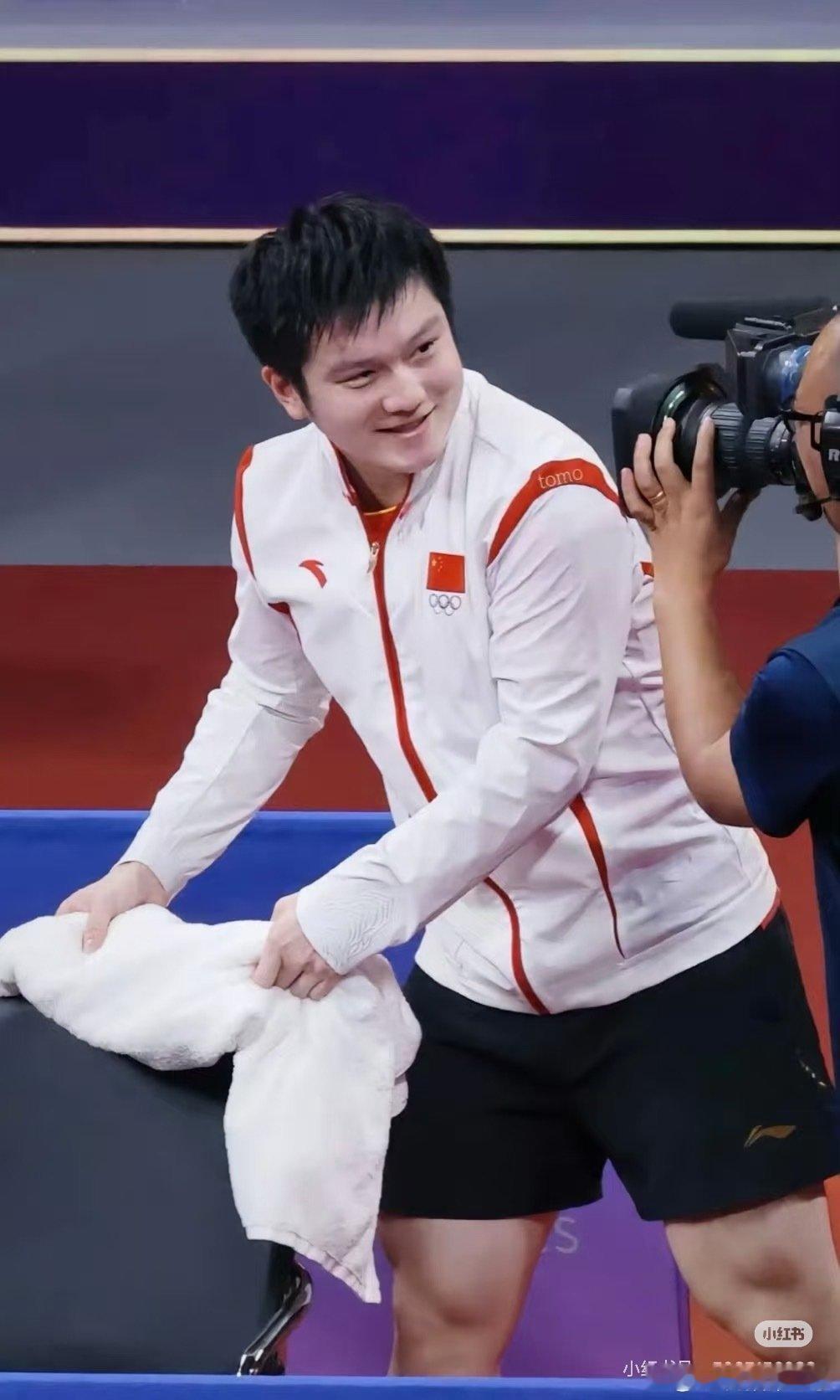 所以，上次杭州亚运会真正牛的是谁？是带病兼三、男团一单，是指着胸口的国旗祝福祖国生日快乐的樊振东啊[挖鼻] ​