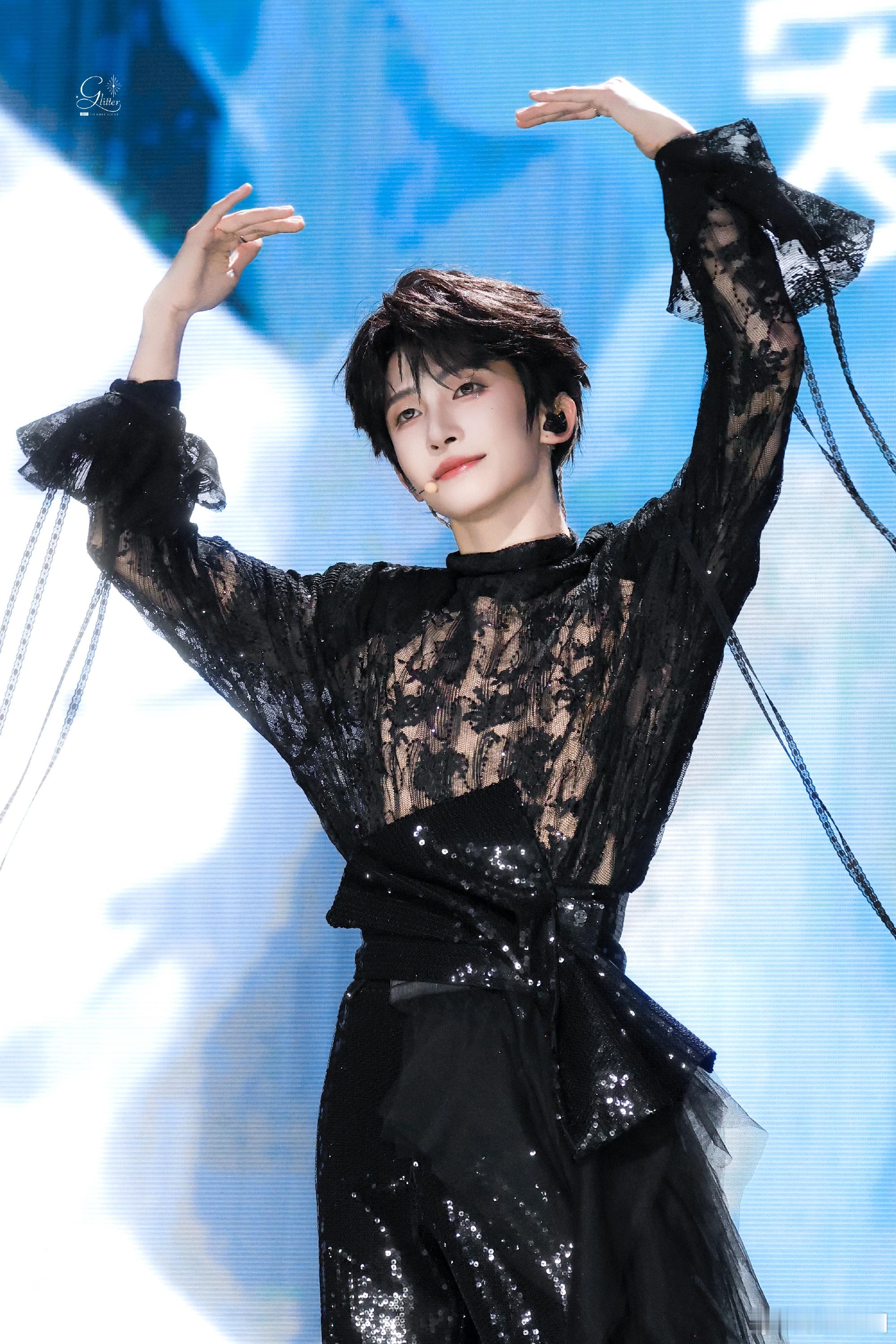 #刘宇[超话]##刘宇杭州演唱会# 💙#刘宇2026宇宙诗人巡演#
卖萌卖萌  你真的很可爱  
我迷住了
𖦹ࡇ𖦹 .ᐟ ～
刘宇​