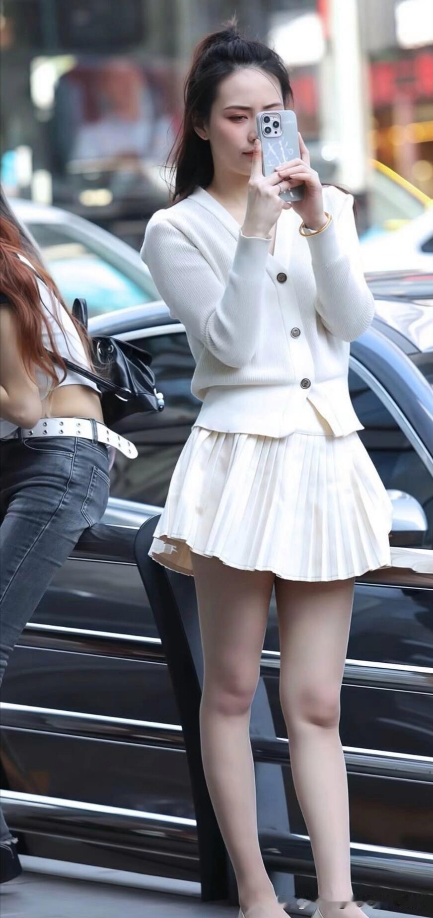 都市街头，白色裙装就是一道亮丽的风景线。 之前逛街时，看到一位小姐姐穿...