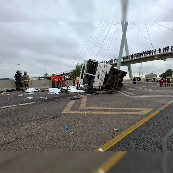 印尼高速公路发生严重车祸，13人死亡