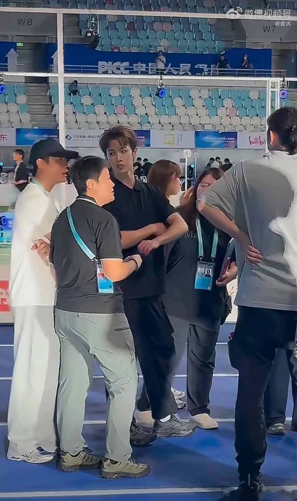 #李昀锐骑机器人#
太有意思了，李昀锐在机器人运动会彩排现场骑上机器狗，画面是不是萌萌的感觉，不得不说现在科技真的越来越先进了。
平时只能在新闻里看见的高端人形机器人，现在能和人同台竞技、互动体验，国产智造发展速度太惊人，运动少年遇上前沿科技，看点直接拉满。 ​