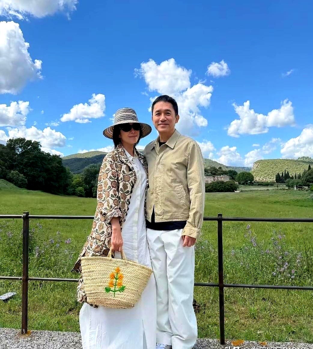 60岁的刘嘉玲晒了近照，和梁朝伟在法国小镇度假。

没有聚光灯，没有红毯大牌。两人一身简约随性的私服，就这么并肩走在乡间小道上，背景是蓝天白云和田园。刘嘉玲整个人极其舒展，梁朝伟安安静静陪在身旁，连摆拍的架势都省了。

名利场里风光了一辈子，到老了，反而最迷恋小镇上的慢日子。

这种看遍繁华后、身边