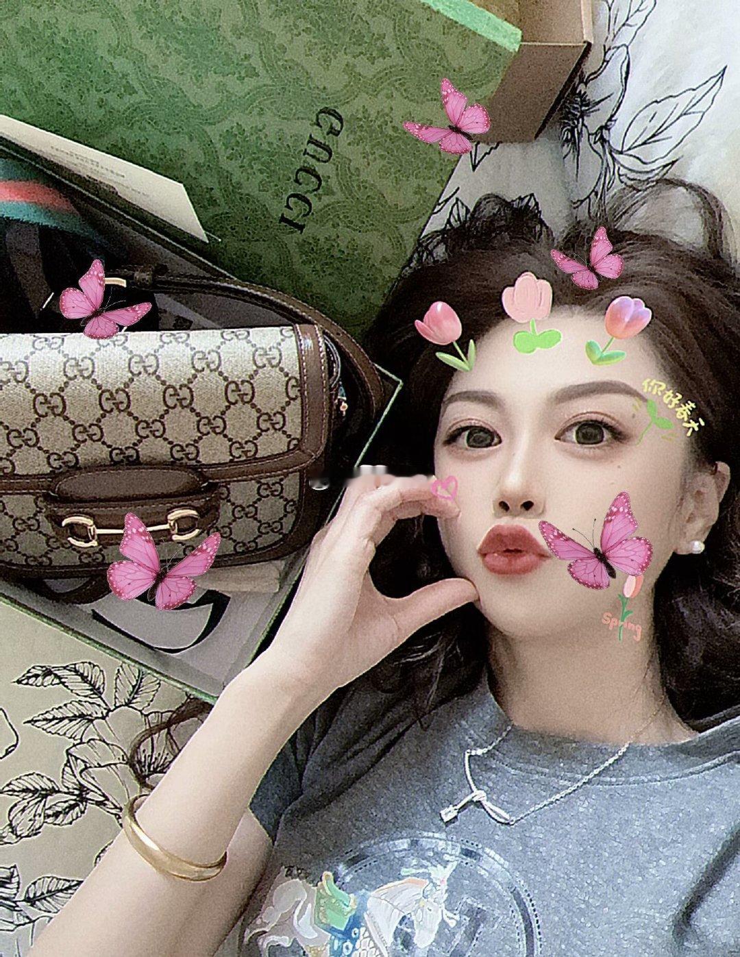 下载个百度网盘 发现丢老多东西了 这些项链子金戒指都去哪了🤷‍♀️那死梵克雅宝我他妈3色 现在就一个了…..谁啊带走我锅啊 真他妈服了 ​