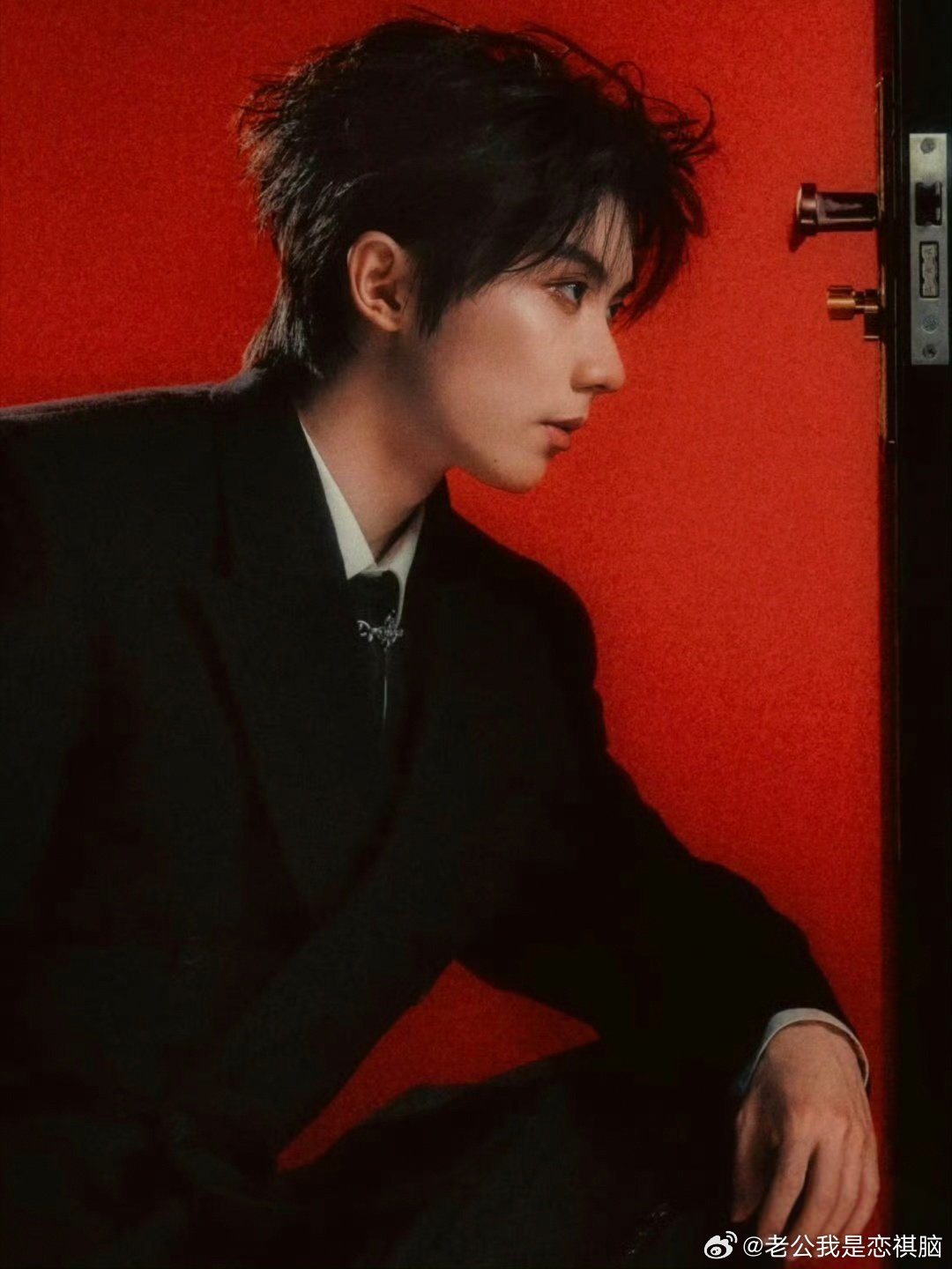 #马嘉祺黑西装vs红皮衣# 黑西装清冷克制，红皮衣热烈桀骜，两种反差感被马嘉祺稳稳拿捏，一静一撞张力直接拉满 ​