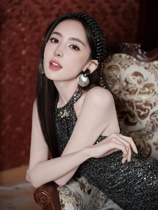 #娜扎我也要跪吗#看完这段，才发现勇敢没有固定模板。
密室里突如其来的黑暗，让几位男嘉宾下意识屈膝跪行，想以此降低存在感。娜扎在后方看得一头雾水，发出那句经典疑问：我也要跪吗？。
 
她没有跟着大家一起退缩，反而主动走到队伍前头去探路。
现实里很多时候，我们容易被群体行为带着走，别人怎 ​