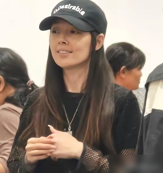 那个美到发光的南湘，终究还是变成了满脸疲态的豪门媳妇。
今年短短几个月，郭碧婷接连在西双版纳和珠海超市被路人拍下素颜。照片里哪还有半点国民女神的影子。
皮肤蜡黄、双颊凹陷、黑眼圈深重，嘴唇更是毫无血色。她戴着旧棒球帽，穿着随意的黑衣，推着购物车，眼神里满是藏不住的憔悴。
全网都在惊诧：嫁入向家