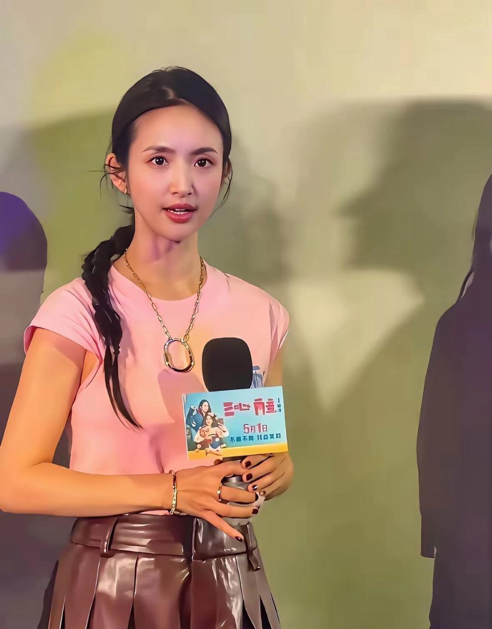 林依晨现身线下宣传活动，今年已经44岁，还是两个孩子的妈妈，模样居然一点都没怎么变 ​