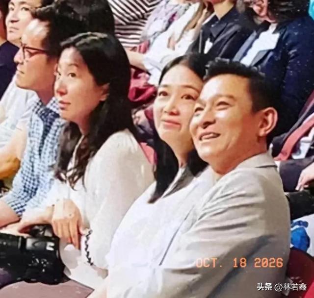 刘德华夫妻罕见同框，60岁朱丽蒨背影美过少女