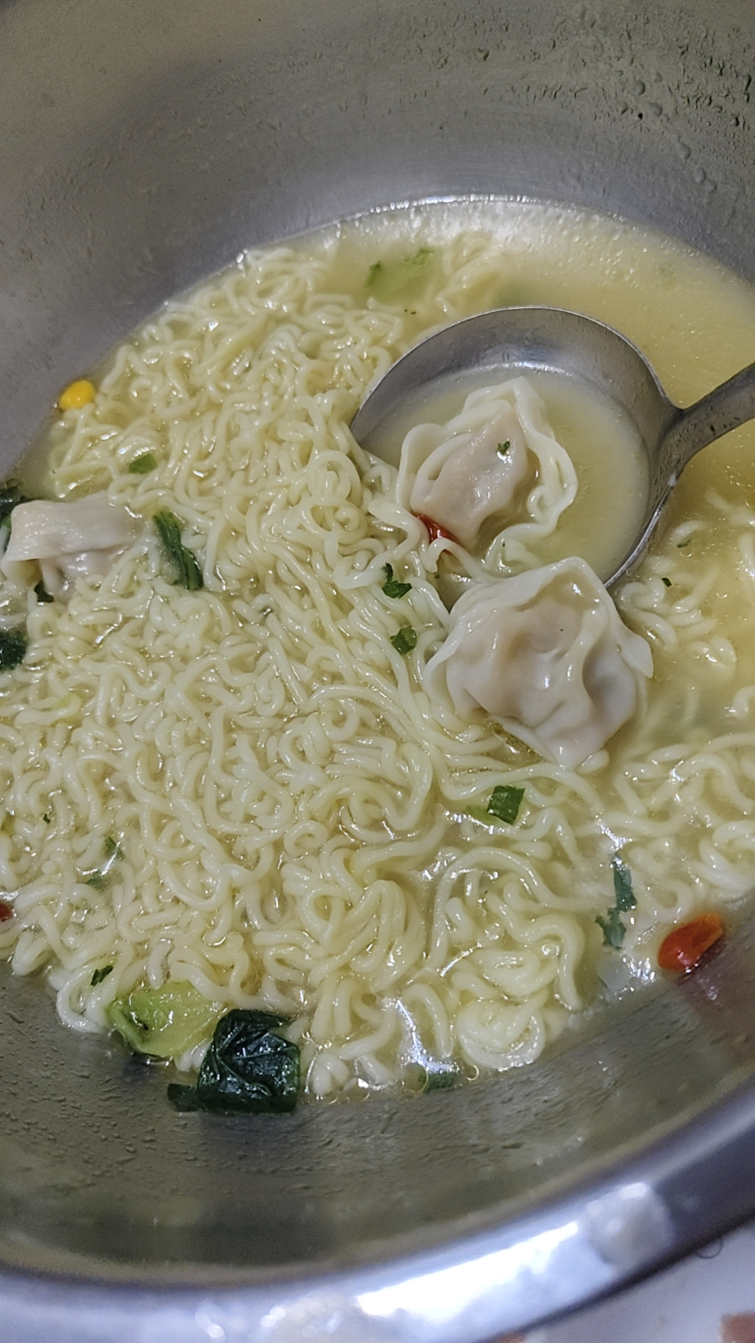 简简单单的一餐，云吞煮泡面[呲牙]好吃又省钱[笑哭]
