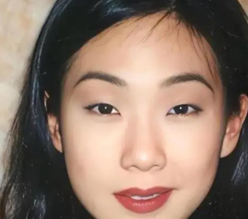 李宗盛2004年发邮件承认和林忆莲离婚，第一段婚姻也在1997年结束，两段感情全散场。那首《当爱已成往事》哪里是什么情歌，是他1992年为了把林忆莲从飞碟唱片抢过来专门写的，陈凯歌当时死活不同意电影里插流行歌，还是老板徐枫出面才说服的。朱卫茵当年是香港电台主播，嫁给李宗盛后放下工作去台湾，怀孩子那十