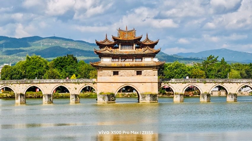 #2026最火的奔县游被老外玩明白了# 最近大火的奔县游，不少外国朋友也来体验Chinamaxxing。大家不再扎堆网红城市打卡，而是钻进国内宝藏小县城，踏踏实实住上几天。

🏡我格外喜欢这种旅行方式。小城的惬意，藏在日常里。清早逛本地集市，黄昏沿老街散步，不用赶行程，也不必费心沟通，这份松弛的生 ​
