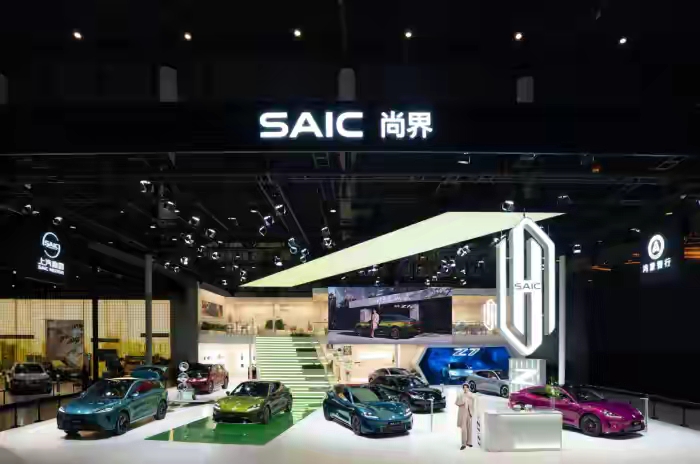 2026成都车展，尚界携旗下Z7、Z7T及H5全系车型集结亮相。

Z7系列定位年轻用户市场，包含轿跑与猎装两种车身形态，采用都会美学设计语言，提供10款车身配色。

尚界Z7定位中大型纯电车型，分别提供后置后驱、以及顶配双电机的四驱版本。

底盘部分，尚界Z7全系采用前双叉臂+