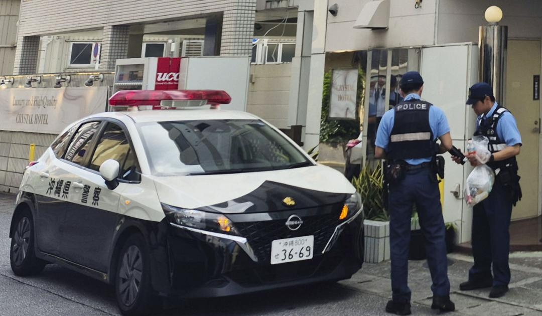 琉球反美情绪高涨，日本却押宝中国，王毅斩钉截铁：中日取决日方！两头周旋，光靠口头表态解决不了问题。

就在不久前，冲绳发生一桩让人唏嘘的恶性案件：一名当地 39 岁女性在酒店遇害，警方很快锁定嫌疑人是驻冲绳美军 20 岁海军陆战队员。

监控拍到他和受害者一同走进酒店，之后独自一人离开，还带走了受害