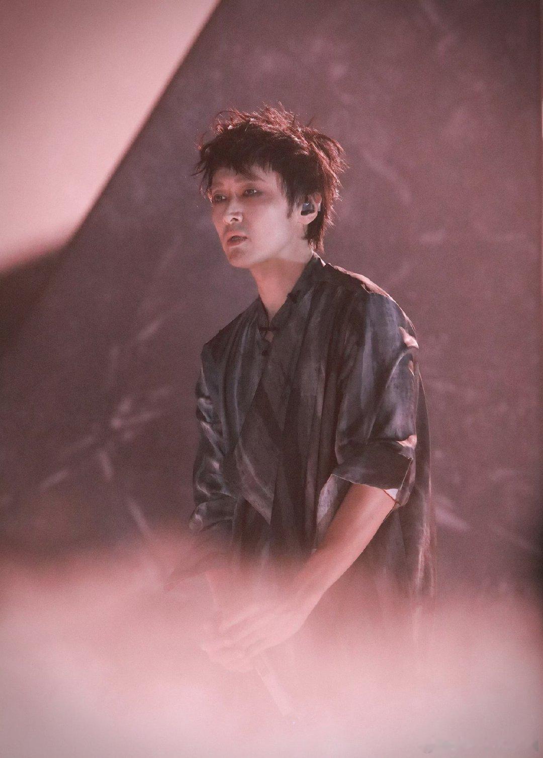 #谁给王传君化的妆# 单看妆造就能脑补王传君的《野人》舞台，淡烟熏妆自带野气，随性长衫搭配不羁发型，氛围感直接拉满。 ​